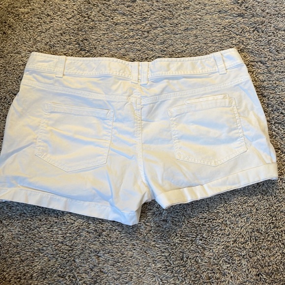 Women’s white linen shorts - Picture 4 of 5